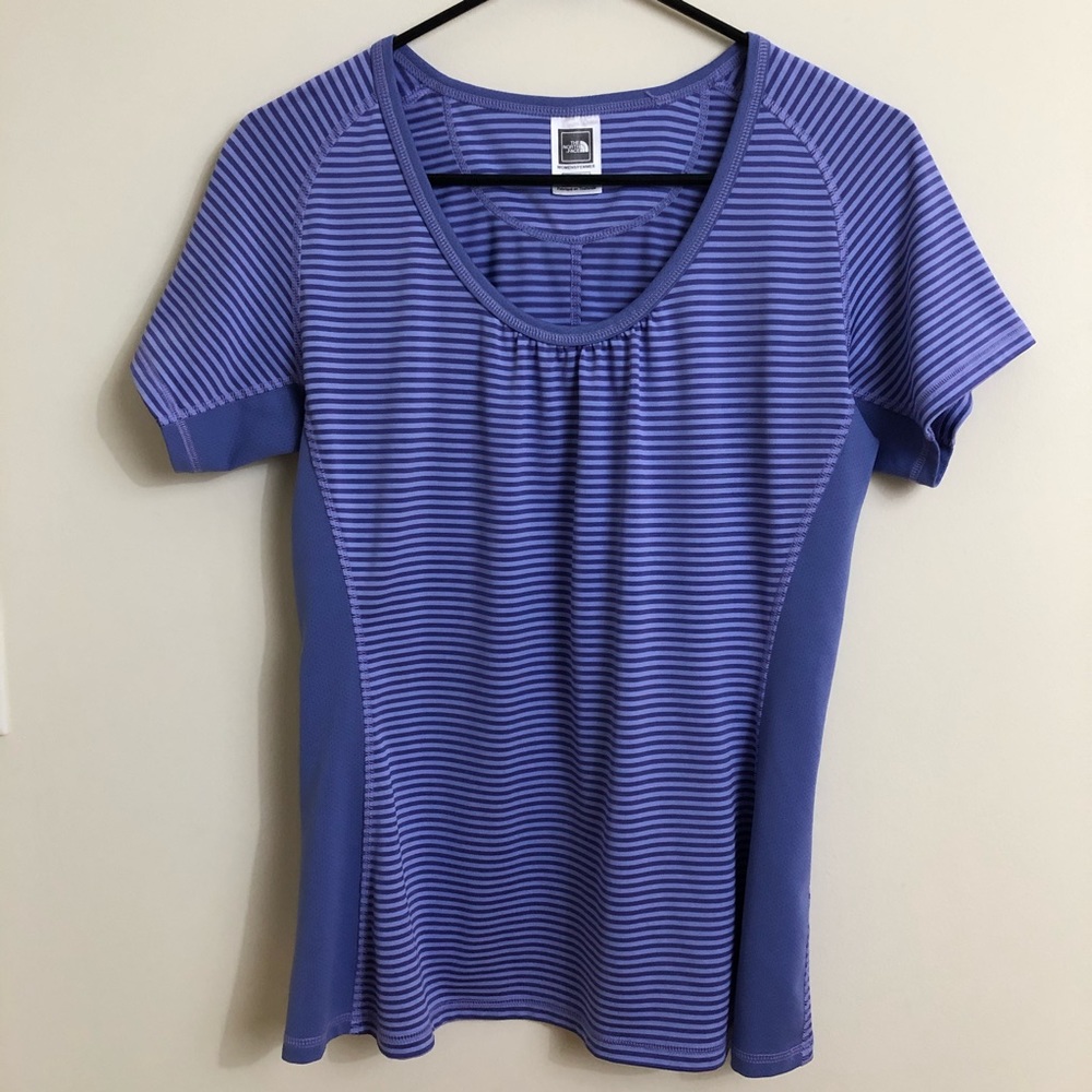 The North Face Purple Striped Vapor Wick Top Sz M.    P37